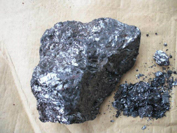 6,镜铁矿化蚀变岩中的成矿元素含量较高,有些直接构成矿石,如镜铁矿